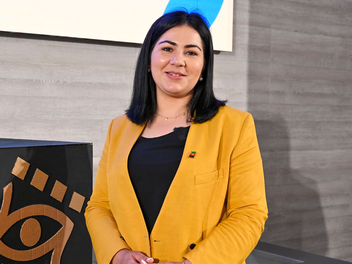 Khadija Amin, periodista afgana refugiada: “Afganistán se ha convertido en una cárcel para las mujeres, donde solo pueden respirar”