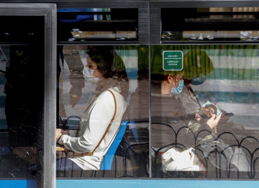 Pasajeros con mascarillas usan la red de autobús en San Sebastián