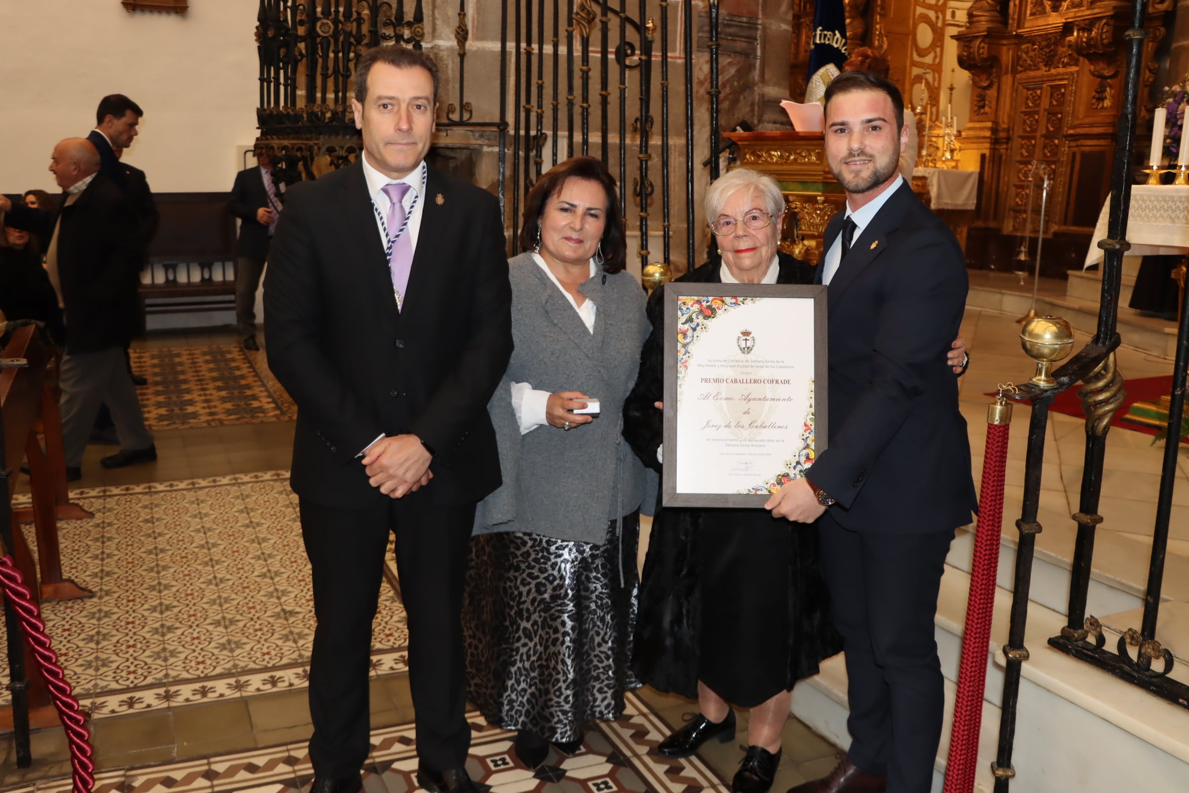 El presidente de las cofradías jerezanas, Francisca Rosa, Maria Vivas y Raúl Gordillo