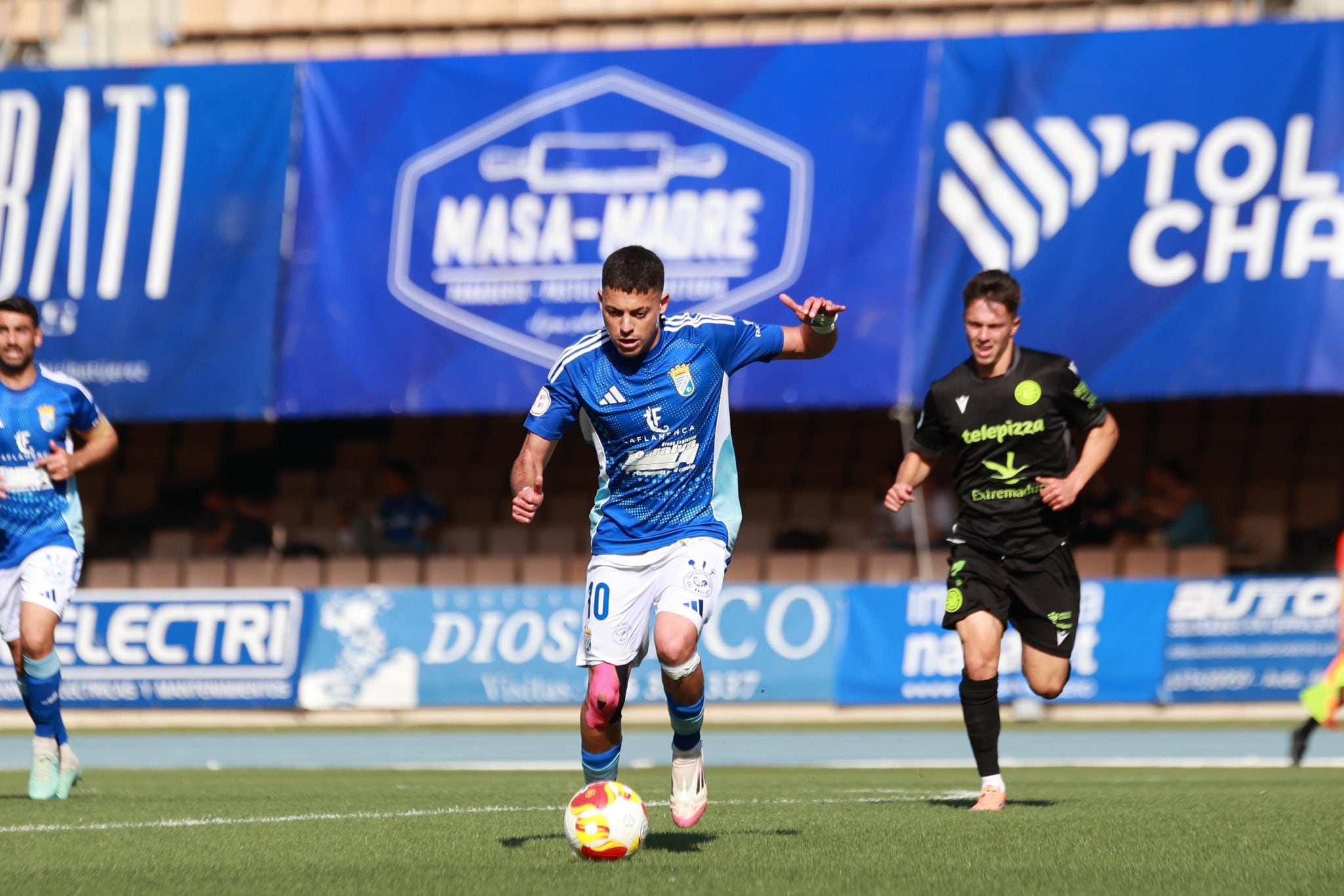 Charaf durante una acción del partido entre el Xerez CD y el Extremadura