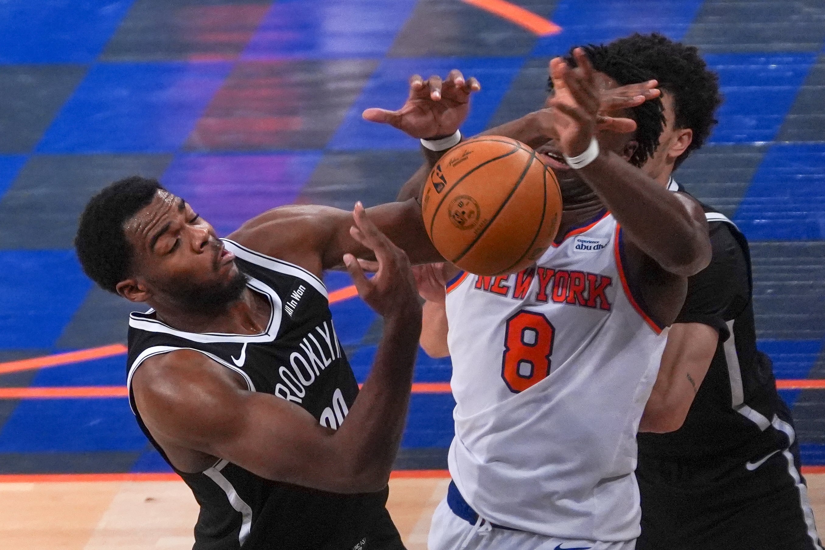 OG Anunoby, de los Knicks, disputa un balón con Day'Ron Sharpe de los Nets