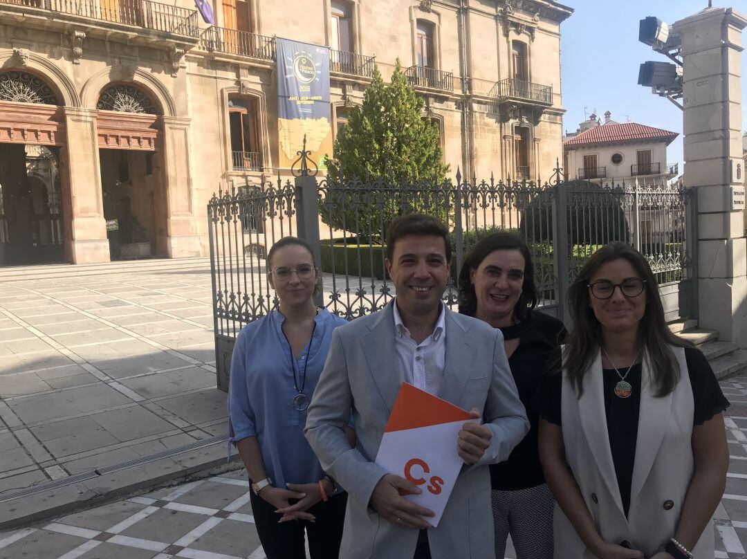 Ildefonso Ruiz acompañado por María Orozco, Noelia Justicia y Paloma Moyano