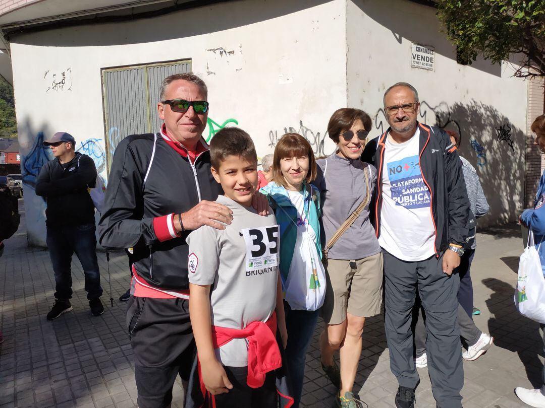 Olegario Ramón, junto a algunos de sus concejales, en la marcha de Asprona