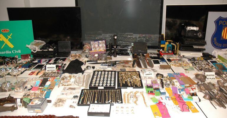 Imatge de part del material recuperat per la policia una vegada desmantellat el grup criminal que robava a habitatges de tot l'Estat