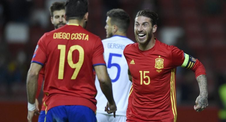 Sergio Ramos felicita a Diego Costa por su gol a Israel.