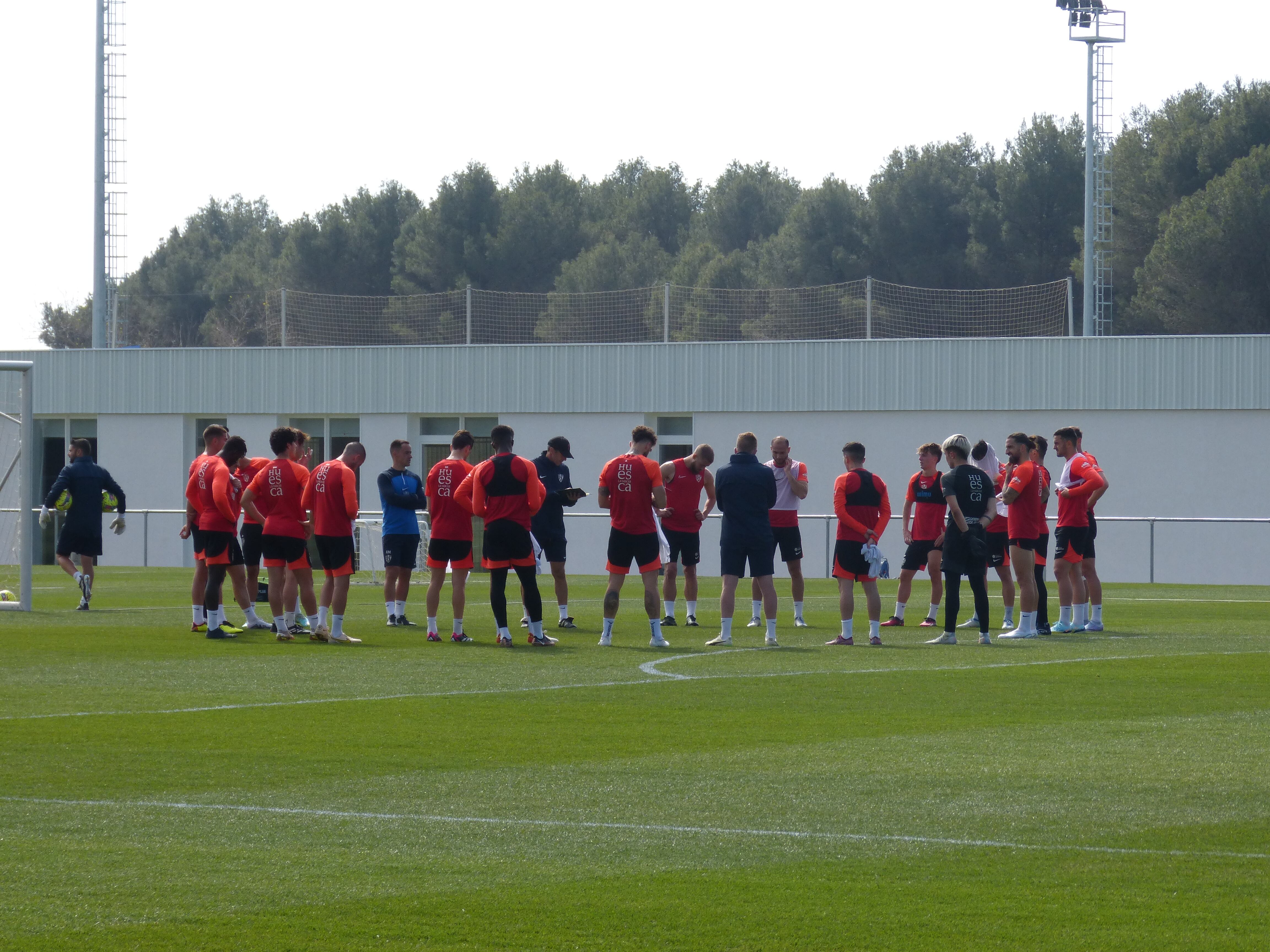 Ziganda habla con sus jugadores durante un entrenamiento