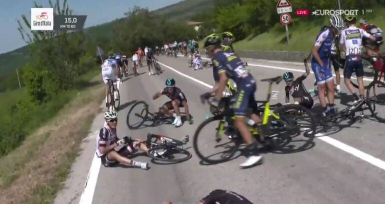 Una imagen de la caída provocada por una moto en el Blockhaus