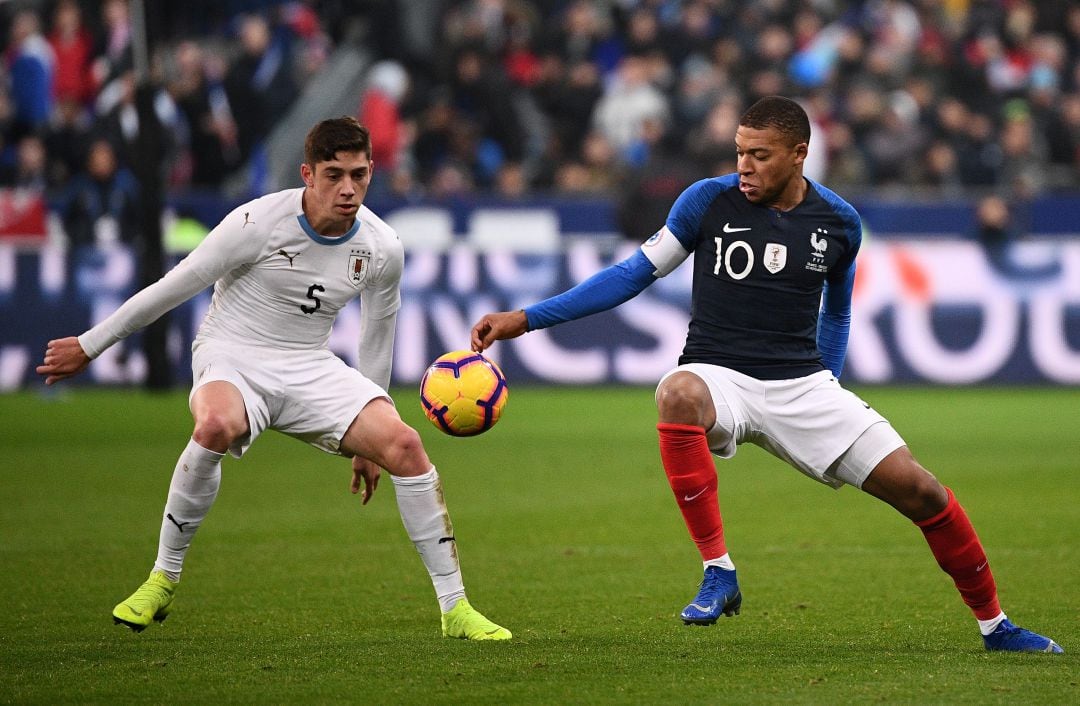 Valverde defendiendo a Mbappé durante un amistoso ante Francia