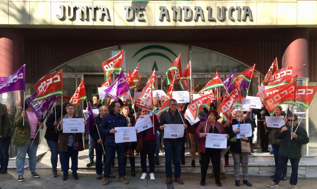 Parte de la plantilla del servicio de limpieza de la Junta de Andalucía durante la concentración de este jueves.