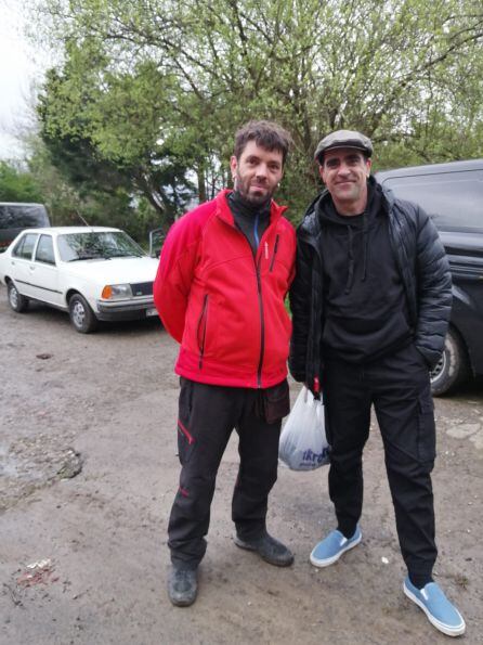 Raúl Pelayo posa, en la pausa de un rodaje, con el actor Luis Tosar