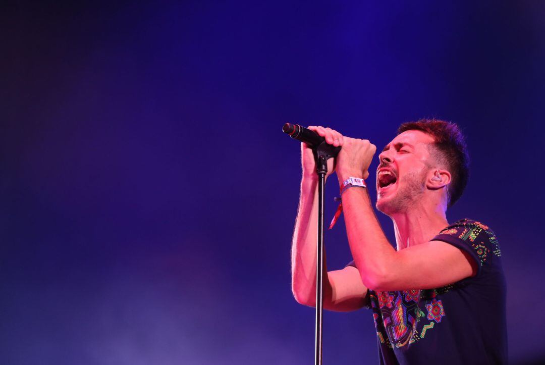 Pucho, el cantante de la banda española de indie rock Vetusta Morla, durante su actuación anoche en la segunda jornada del Mad Cool 2019 que se celebra en el barrio madrileño de Valdebebas.