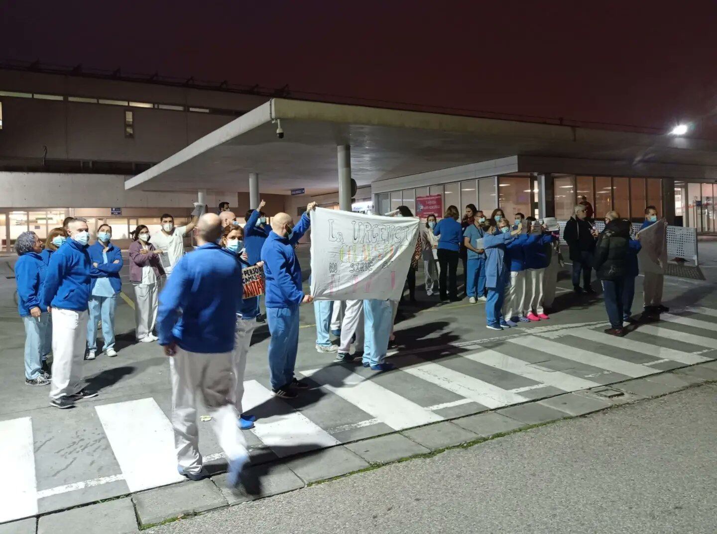 Concentración a las puertas de las Urgencias del Hospital de Fuenlabrada