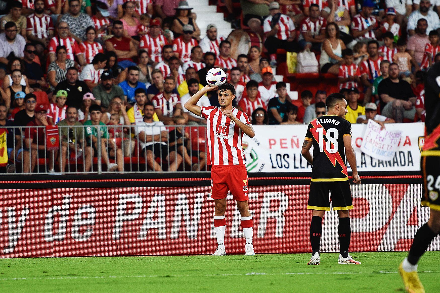 Pubill en el partido ante el Rayo Vallecano en el Estadio de los Juegos Mediterráneos.