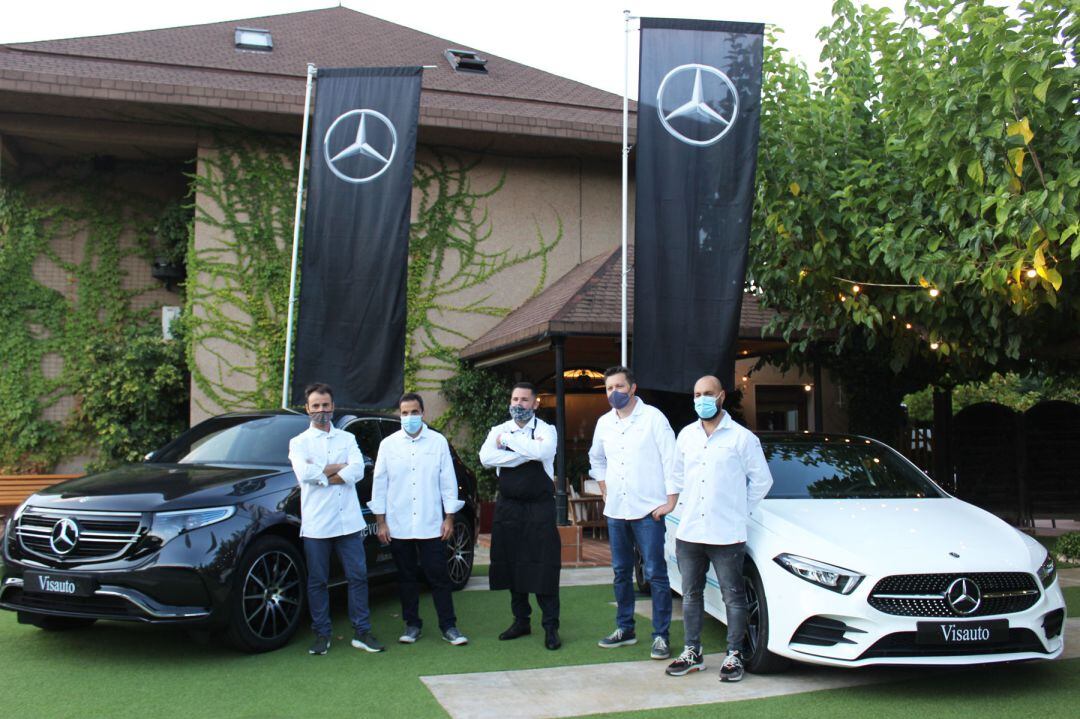 Los cuatro chefs invitados junto al anfitrión, Kiko Moya, en el zona exterior de L'Escaleta