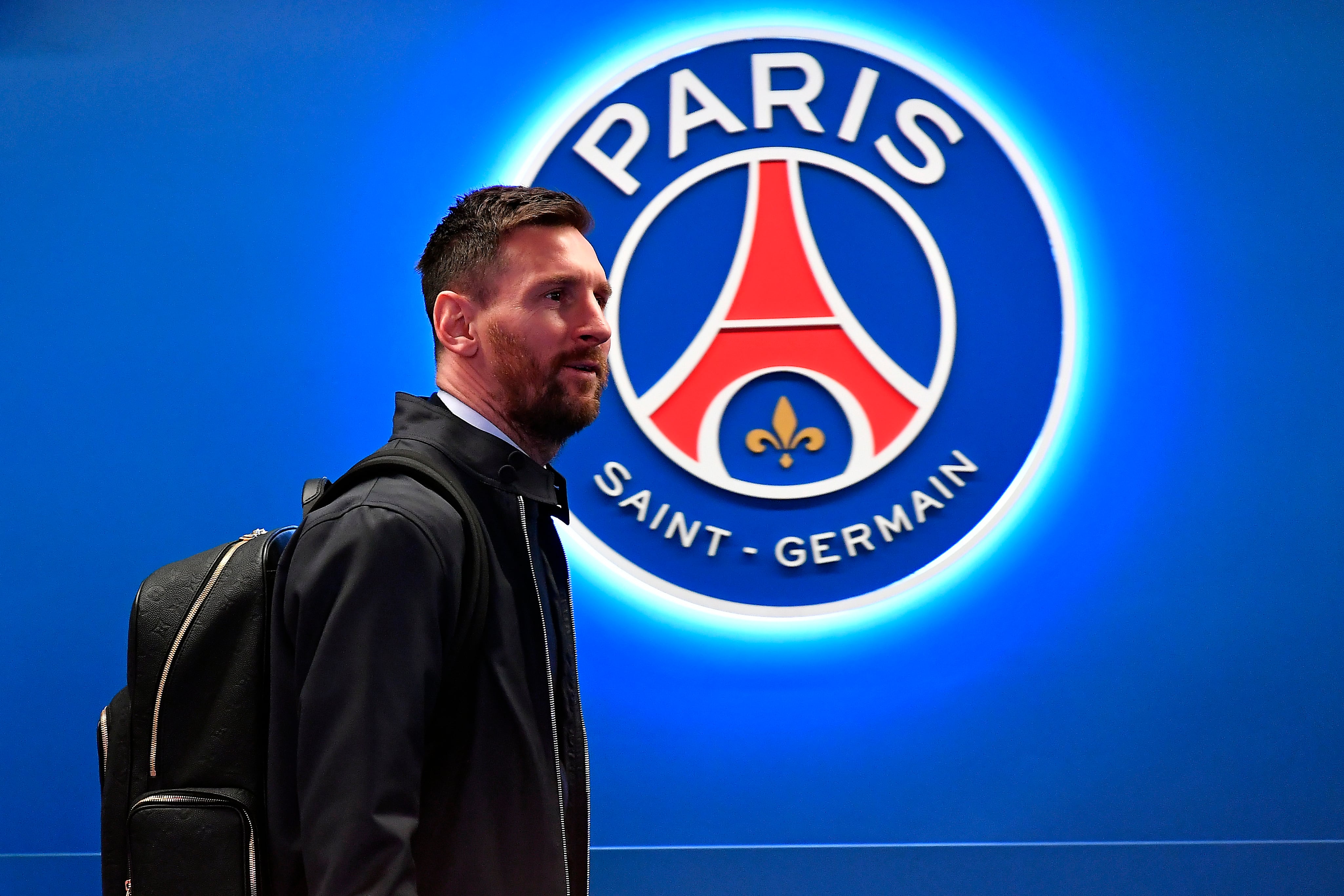 Leo Messi, junto al escudo del PSG