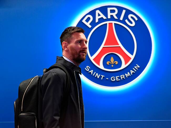 Leo Messi, junto al escudo del PSG