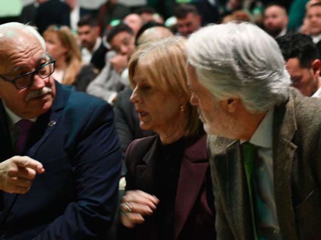 Manuel Alonso junto a María José García-Pelayo y Agustín Muñoz durante la Gala Campeones 2025