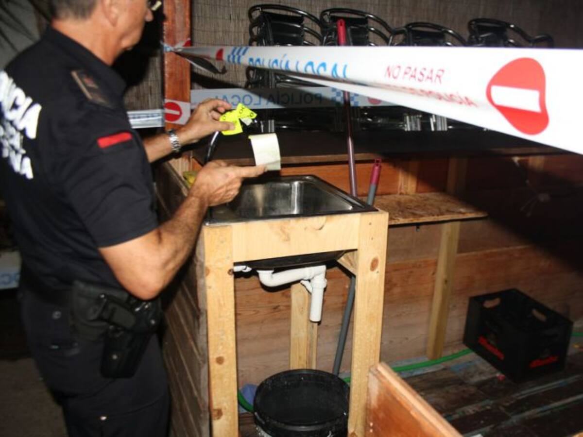 Precintados dos chiringuitos en la plaza del Cavanna por exceso de ruido