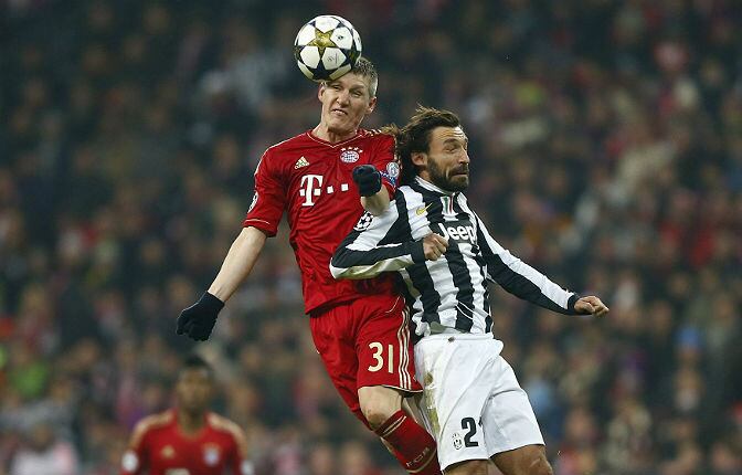 Schweinsteiger y Pirlo pugnan por un balón