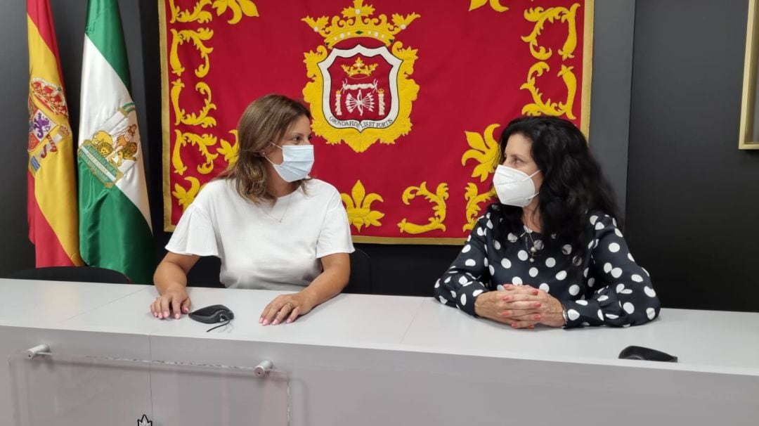 La alcaldesa, Mari Paz Fernández, junto a Josefa Valle este jueves ante la prensa