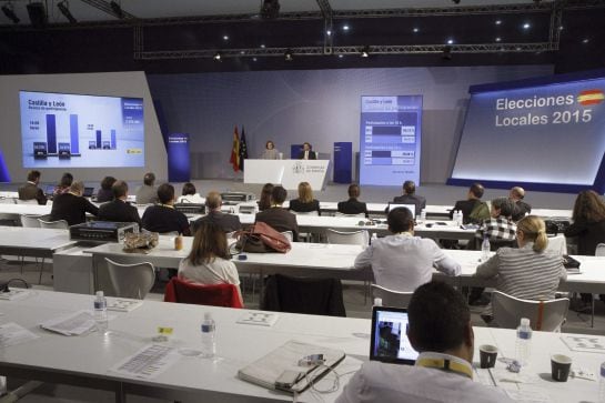 La secretaria de Estado de Comunicación, Carmen Martínez Castro, y el subsecretario del Ministerio del Interior, Luis Aguilera, durante la rueda de prensa que han ofrecido para informar de la participación.