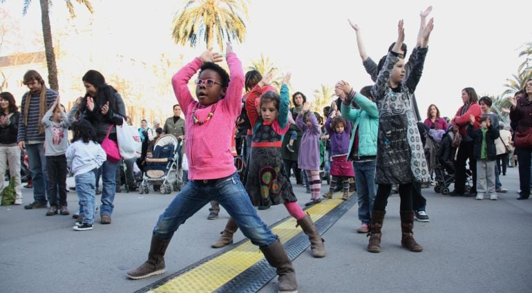 Unos niños juegan en un acto celebrado para conmemmorar en Barcelona el Día Internacional contra el racismo y la xenofobia
