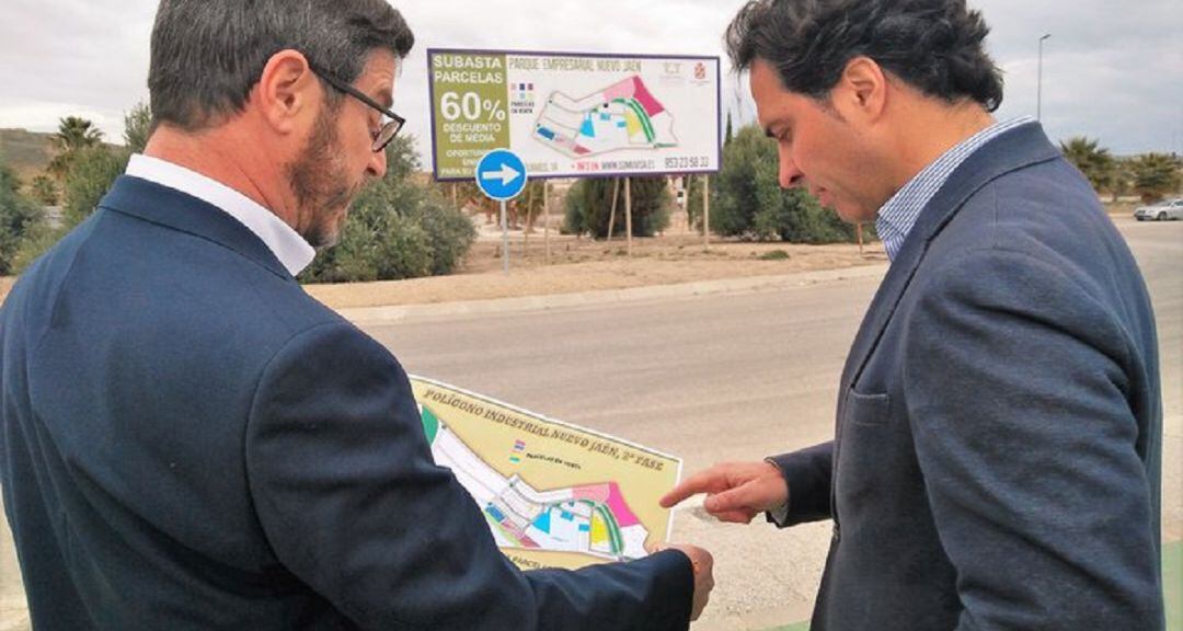 De izquierda a derecha, Miguel Contreras e Iván Martínez, en el Polígono Industrial &#039;Nuevo Jaén&#039;.