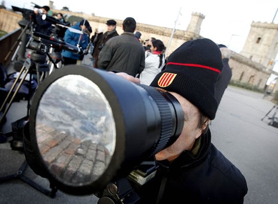 Un hombre observa el eclipse solar parcial que se ha producido a primera hora de esta mañana y que en Barcelona se ha visto deslucido por la presencia de nubes. El fenómeno se ha podido apreciar en toda Europa, el norte de África y parte de Asia central y