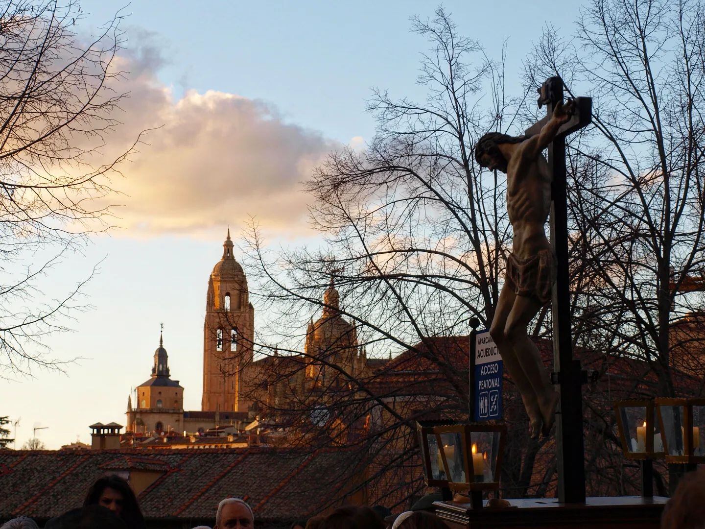 Multitudinario Vía Crucis del Cristo de la Buena Muerte por el centro de Segovia