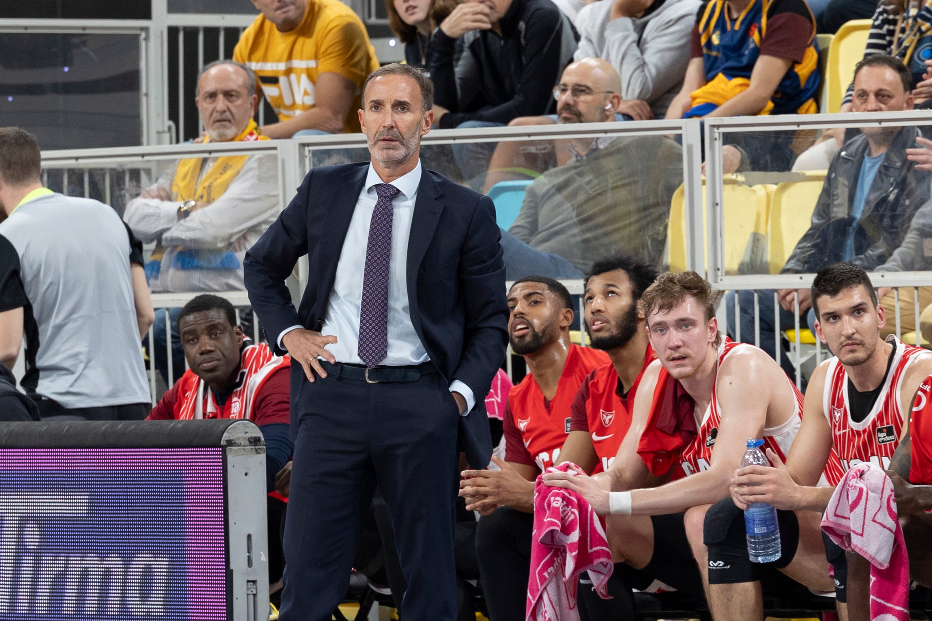 LAS PALMAS DE GRAN CANARIA, 03/01/2026.- El entrenador del UCAM Murcia, Sito Alonso, durante el partido correspondiente a la jornada 14 de la Liga Endesa de baloncesto que se disputa este sábado en el Gran Canaria Arena. EFE/Quique Curbelo