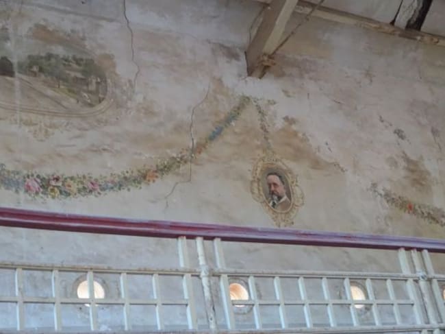 Detalle de las pinturas del Teatro de La Colonia de Santa Eulalia