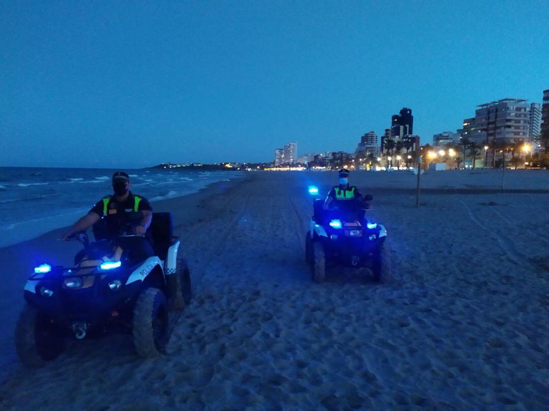 Agentes de la Policía Local patrullan las playas alicantinas.