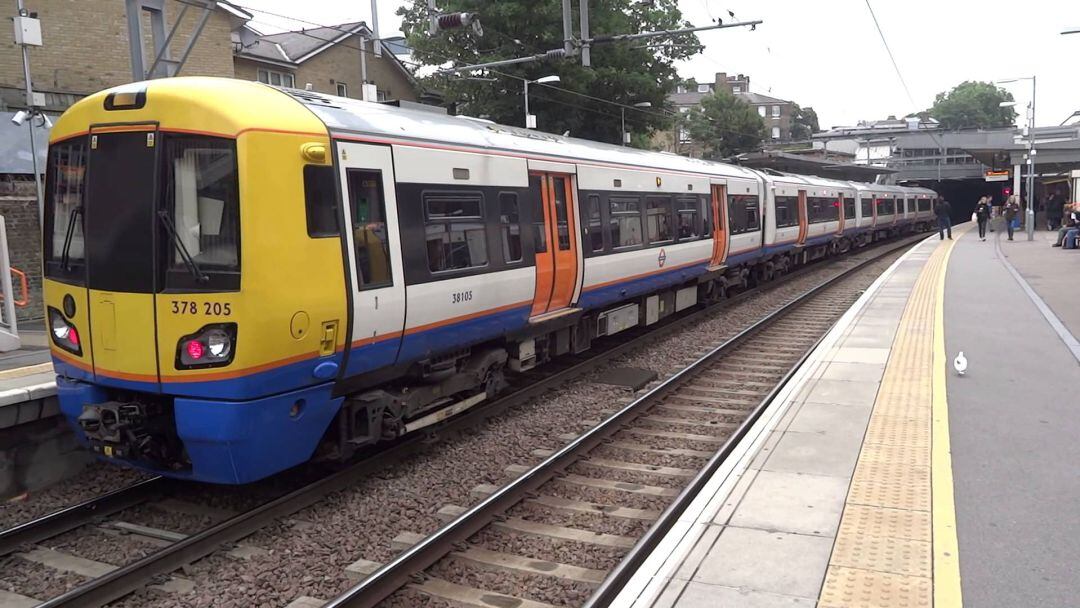 Una mujer es agredida en un tren de Londres por hablar en español