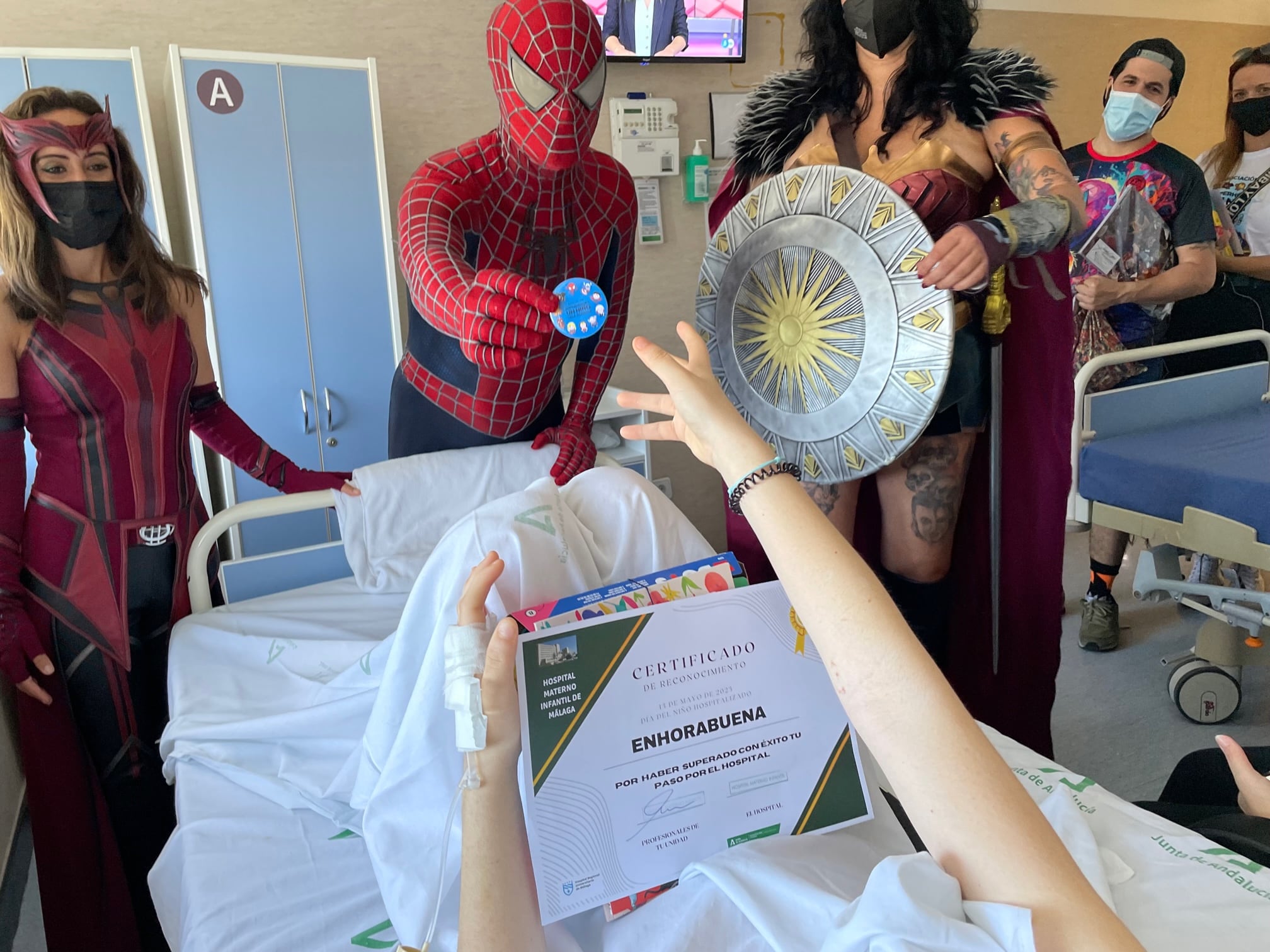 Spiderman visita el Materno con motivo del Día del Niño Hospitalizado