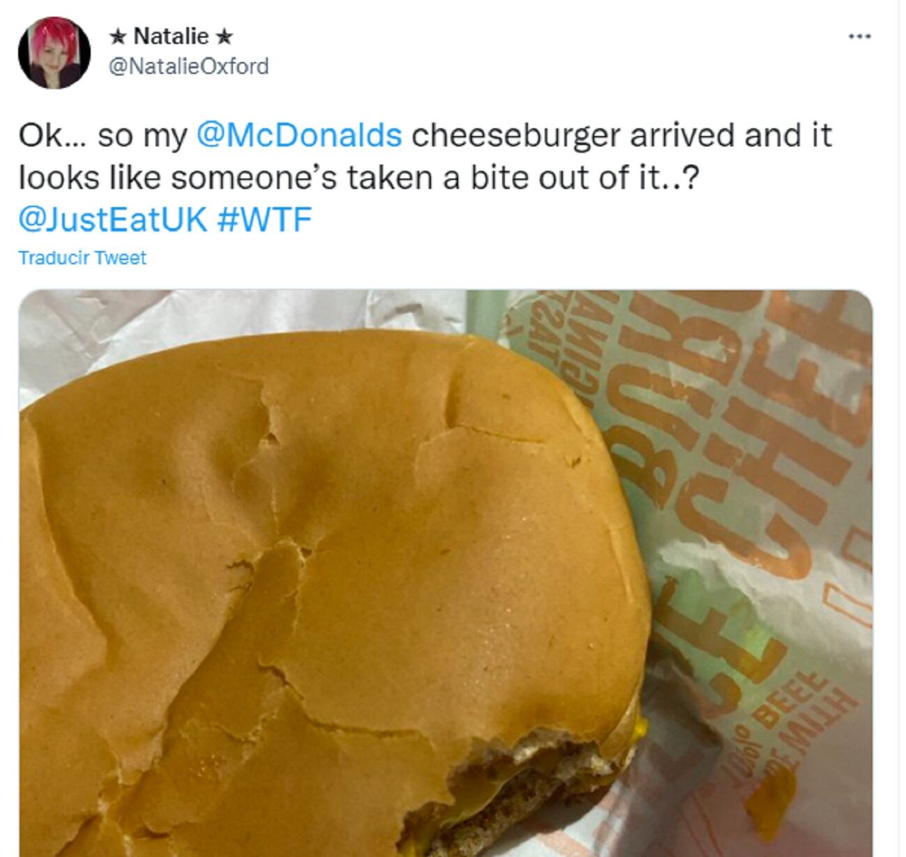 Pide una cheeseburger del McDonald&#039;s y le llega con un mordisco.