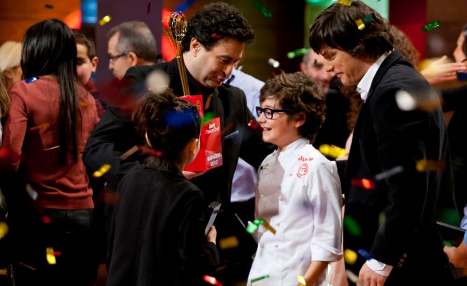 Mario recibe de manos del jurado el trofeo que le acredita como ganador de &#039;MasterChef Junior&#039;