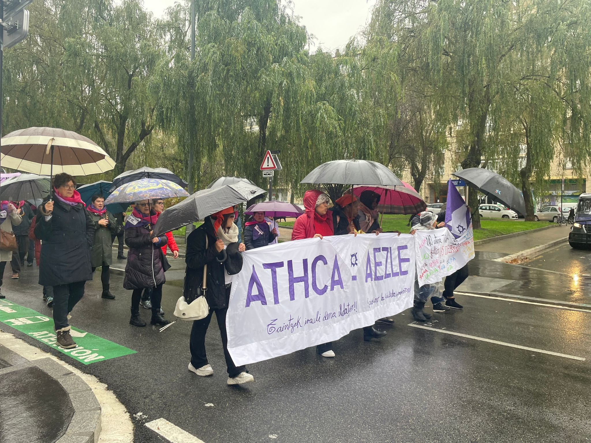 La manifestación ha reunido a cientos de huelguistas