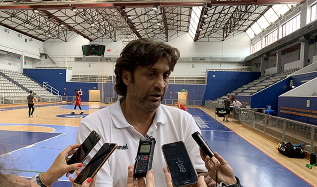 El técnico del Gipuzkoa Basketa atiende a los medios informativos en el polideportivo Josean Gasca