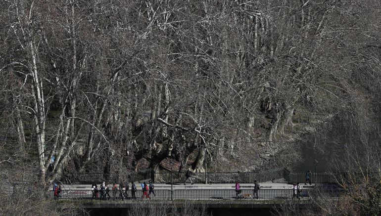 Varias personas atraviesan el Puente de Curtidores en el Casco Viejo de Pamplona