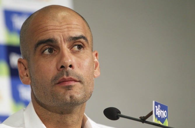 El técnico del Bayern Múnich, el español Pep Guardiola, reacciona durante una rueda de prensa celebrada en el lugar de concentración del Bayern, a orillas al lago Garda (Italia), hoy, jueves 4 de julio de 2013. Guardiola afirmó que quiere probar a Franck 