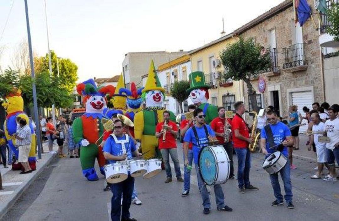 Pasacalles de la cabalgata de las Fiestas de San Pedro, en la Estación Linares-Baeza.