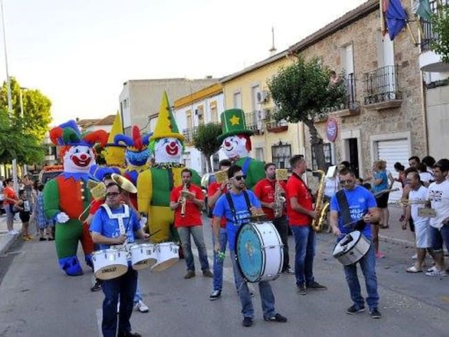 Pasacalles de la cabalgata de las Fiestas de San Pedro, en la Estación Linares-Baeza.