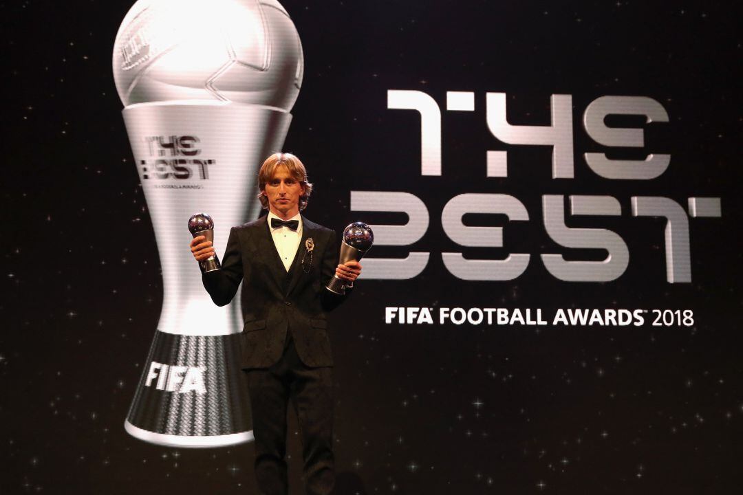 Luka Modric posando con su premio al mejor futbolista del año 2018