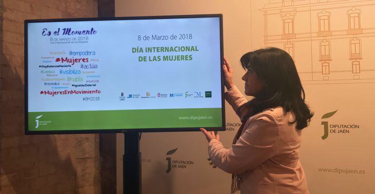 Francisca Medina presenta las actividades del Día Internacional de la Mujer.