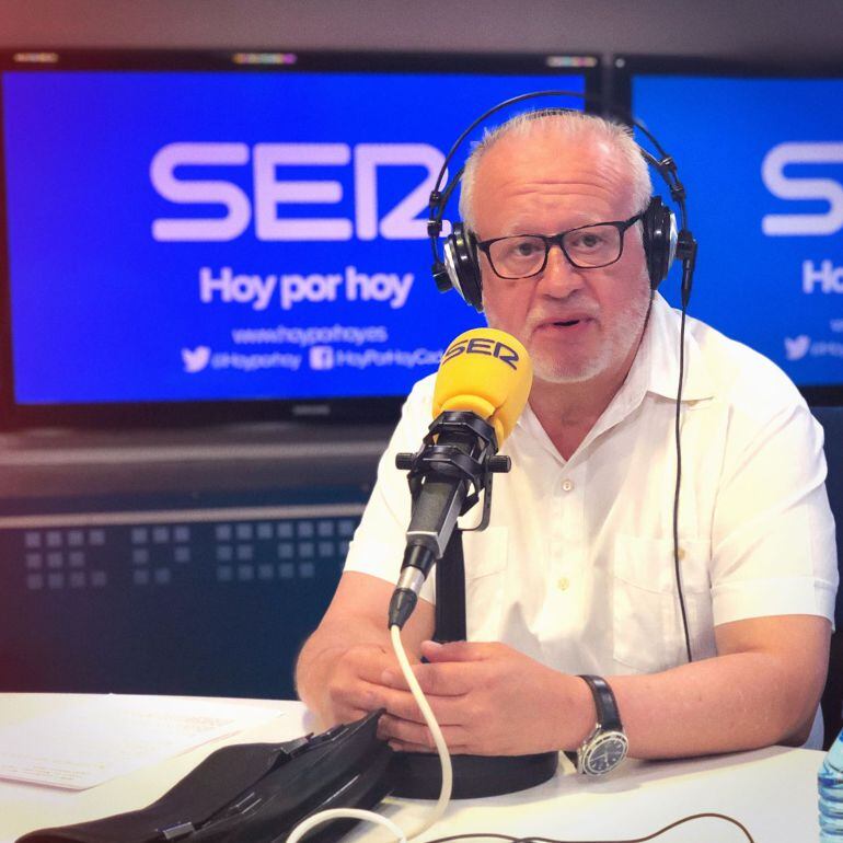 Juan Echanove en los estudios de la Cadena SER.