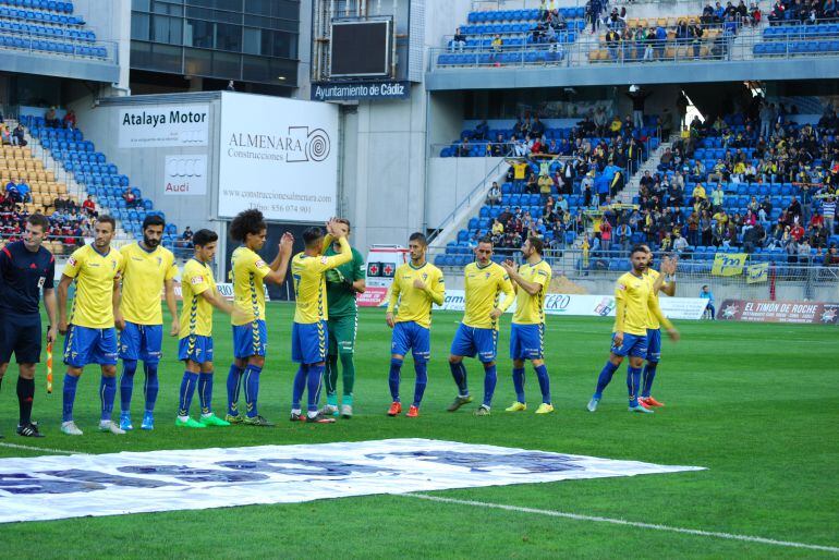 La plantilla del Cádiz saluda a la grada