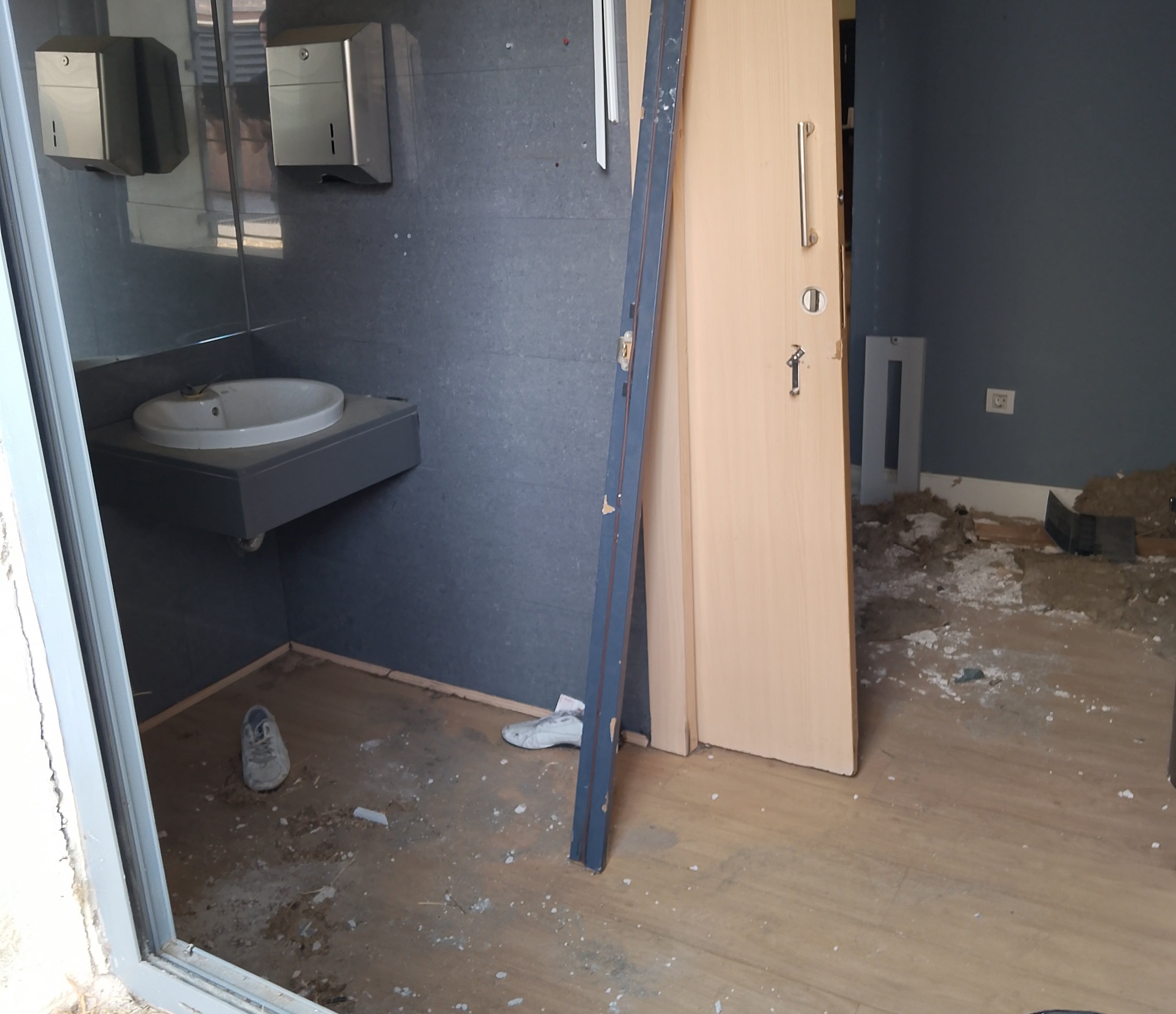 La Asociación de Vecinos denuncia que el edificio conocido como ‘La Maquinilla’ lleva años abandonado y sin vigilancia