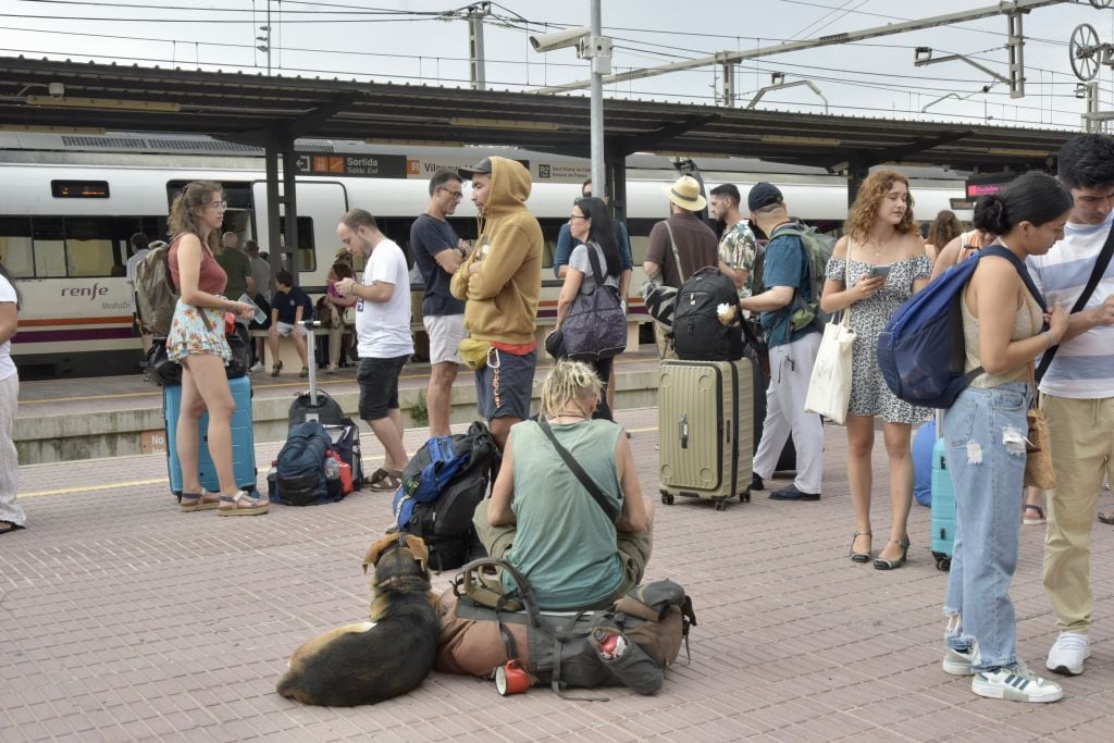 Pasajeros afectados por el retraso de un tren - Archivo.