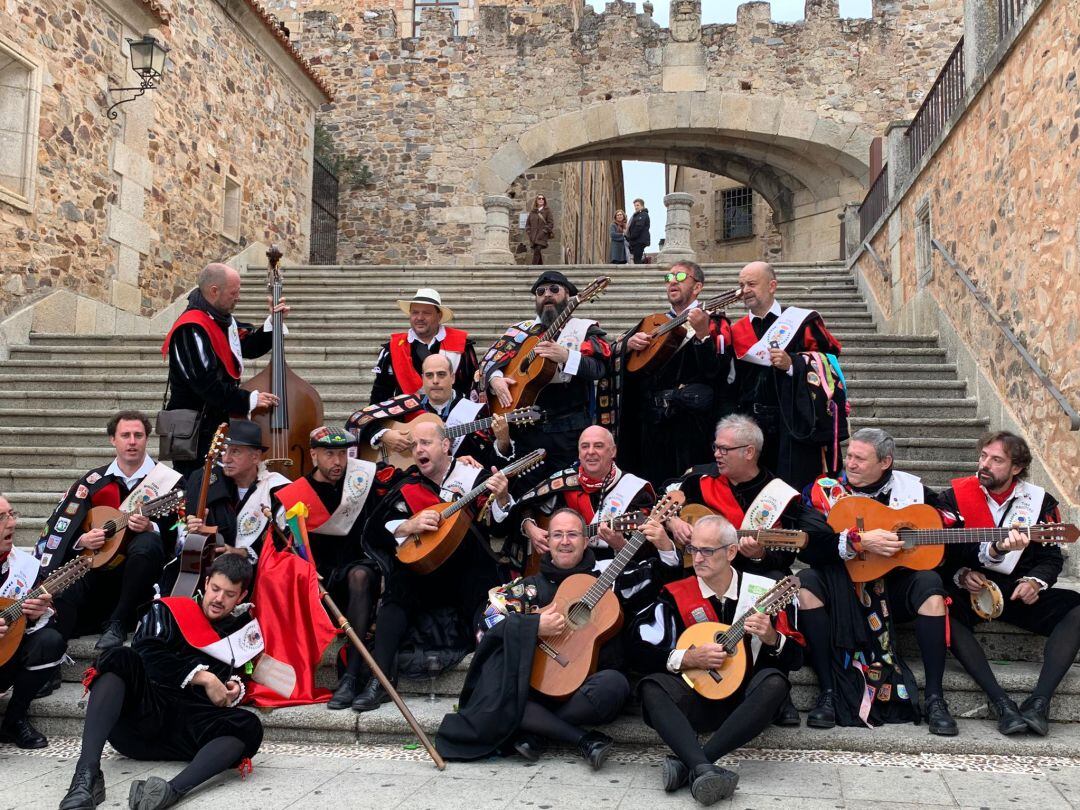 La tuna de Magisterio de Segovia posa en una de las plazas de la capital cacereña