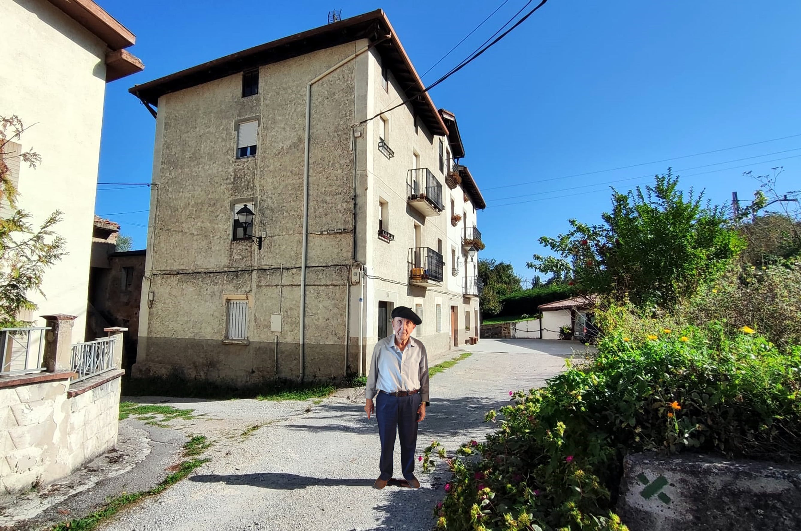 José Mari Baztarrika delante de la casa de veraneo de Vidaurre